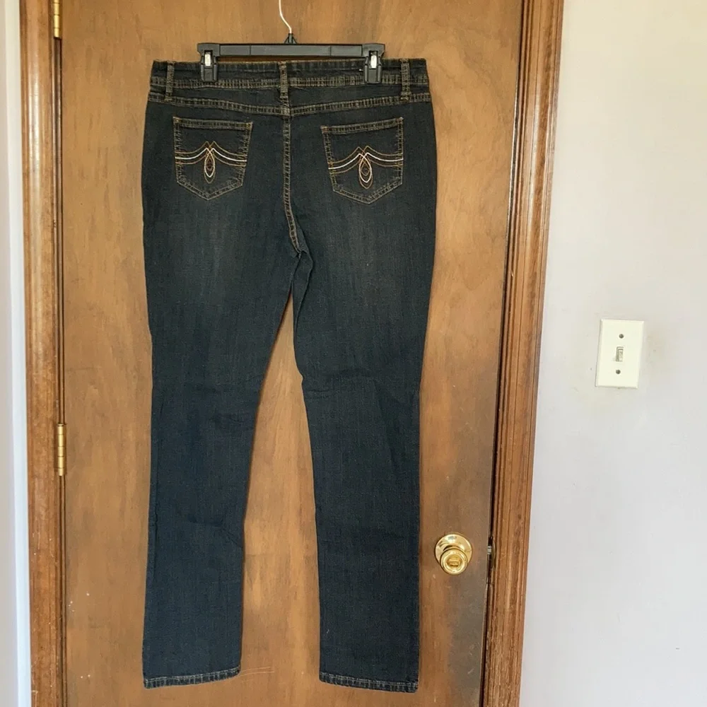 So skinny jean  with decorative stitching on back pockets size 15 - Picture 14 of 17